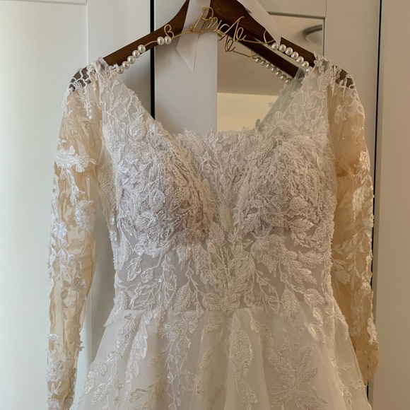 Wedding Dress with veil - Picture 4 of 6